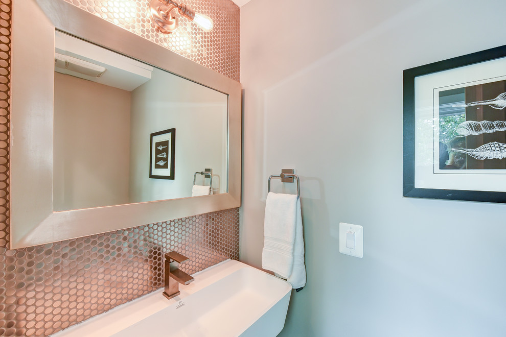 Exemple d'un petit WC et toilettes chic avec un lavabo suspendu, WC séparés, un carrelage gris, carrelage en métal, un mur gris et parquet foncé.