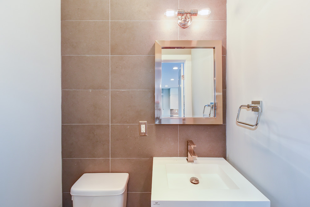 Immagine di un piccolo bagno di servizio chic con lavabo sospeso, WC a due pezzi, piastrelle grigie, piastrelle in gres porcellanato, pareti grigie e parquet scuro