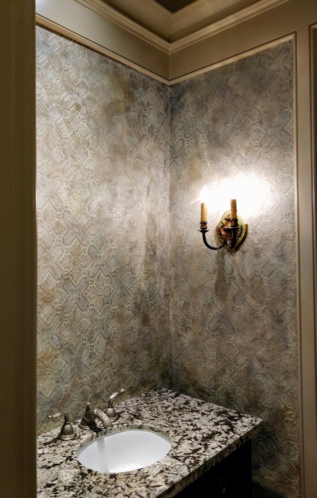 Esempio di un piccolo bagno di servizio tradizionale con consolle stile comò, ante in legno scuro, piastrelle multicolore, pareti bianche, parquet scuro, lavabo sottopiano, top in granito e pavimento marrone