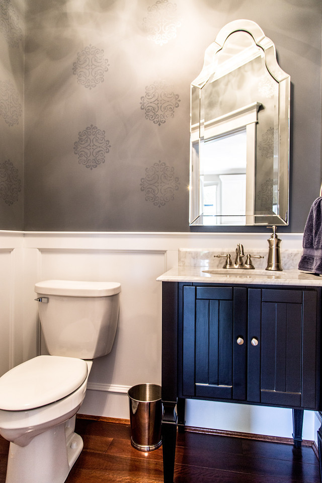 Exempel på ett litet klassiskt flerfärgad flerfärgat toalett, med möbel-liknande, svarta skåp, en toalettstol med separat cisternkåpa, grå väggar, mörkt trägolv, ett undermonterad handfat, granitbänkskiva och brunt golv