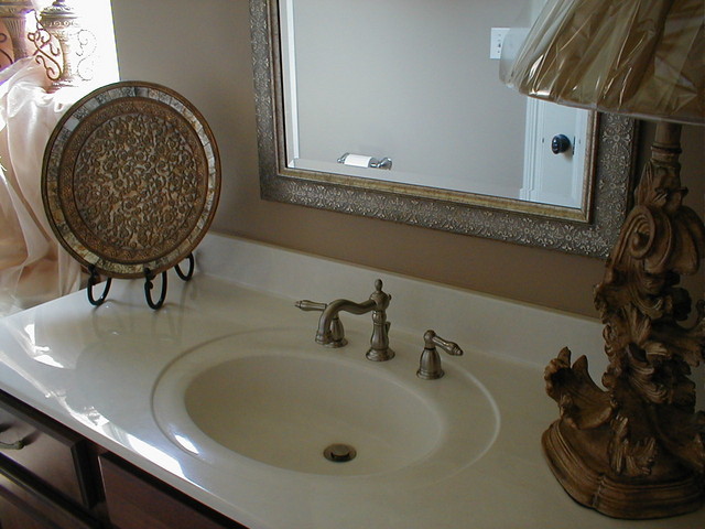 Inspiration för små klassiska toaletter, med skåp i mörkt trä, en toalettstol med separat cisternkåpa, ett integrerad handfat, luckor med upphöjd panel, beige väggar och bänkskiva i akrylsten