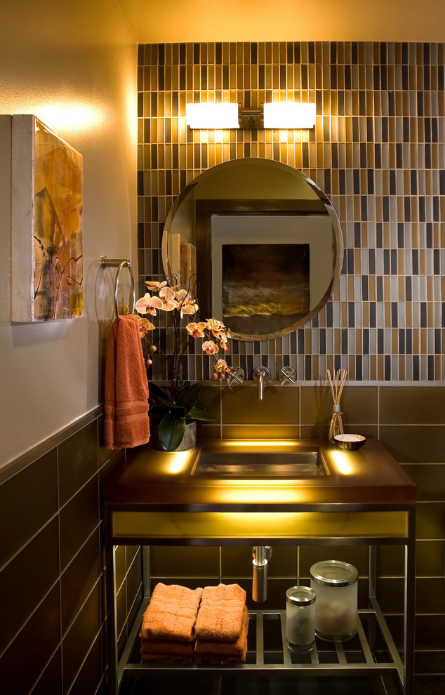 Idee per un bagno di servizio design di medie dimensioni con WC monopezzo, piastrelle multicolore, piastrelle nere, piastrelle di vetro, pareti beige e lavabo integrato