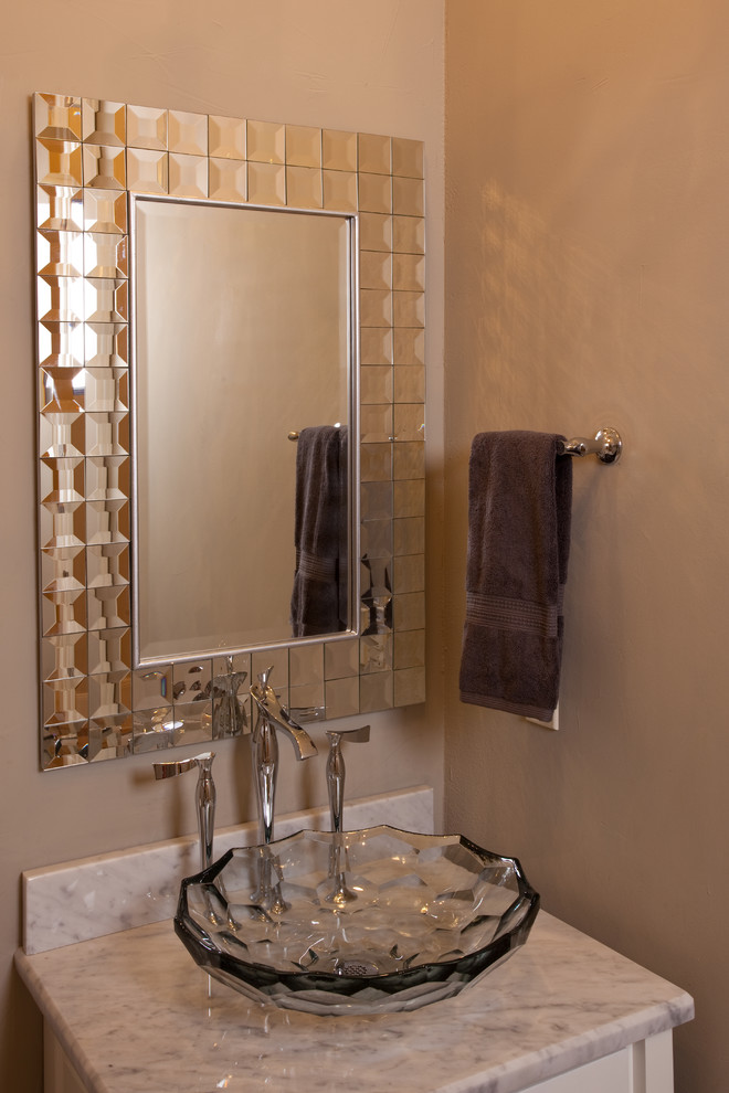 Große Klassische Gästetoilette mit profilierten Schrankfronten, weißen Schränken, Toilette mit Aufsatzspülkasten, beiger Wandfarbe, Aufsatzwaschbecken und Marmor-Waschbecken/Waschtisch in Austin
