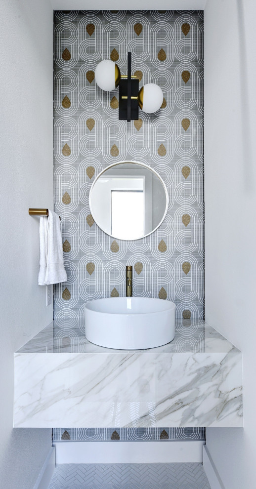 オースティンにあるコンテンポラリースタイルのおしゃれなトイレ・洗面所 (マルチカラーの壁、ベッセル式洗面器、白い床、白い洗面カウンター、アクセントウォール) の写真