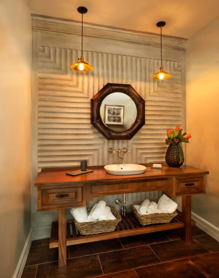 Foto di un grande bagno di servizio tropicale con consolle stile comò, ante in legno scuro, pareti beige, pavimento in gres porcellanato e top in legno