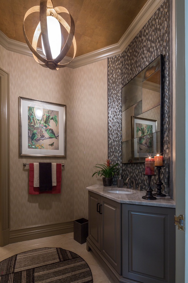 Foto di un bagno di servizio tradizionale di medie dimensioni con lavabo sottopiano, ante con bugna sagomata, top in granito, piastrelle grigie, piastrelle a mosaico, pavimento in marmo e ante grigie