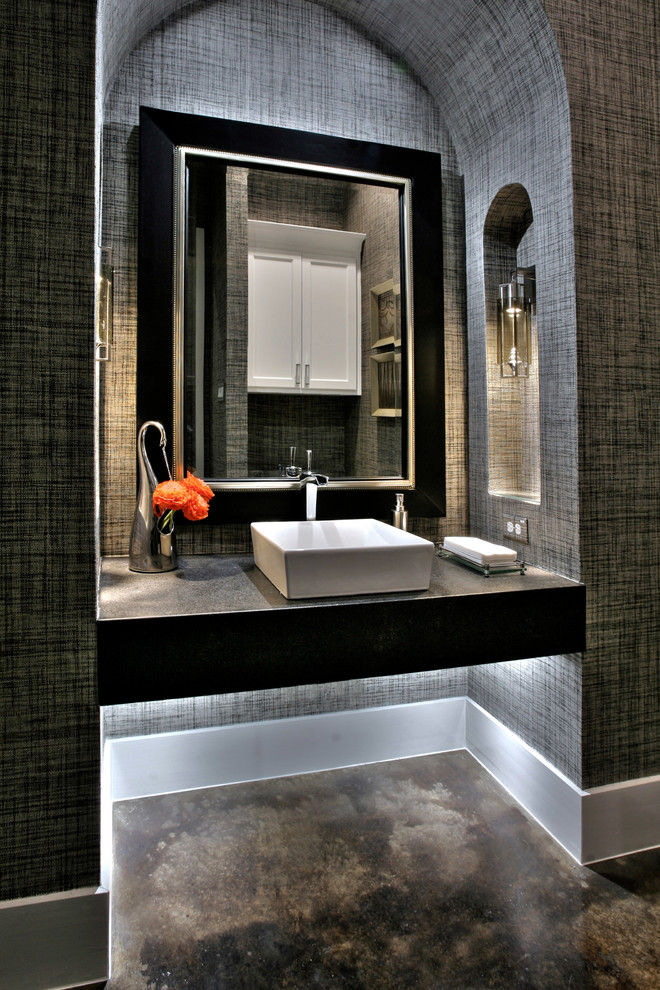 ダラスにあるラグジュアリーな中くらいなトランジショナルスタイルのおしゃれなトイレ・洗面所 (ベッセル式洗面器、人工大理石カウンター、コンクリートの床、グレーの壁) の写真