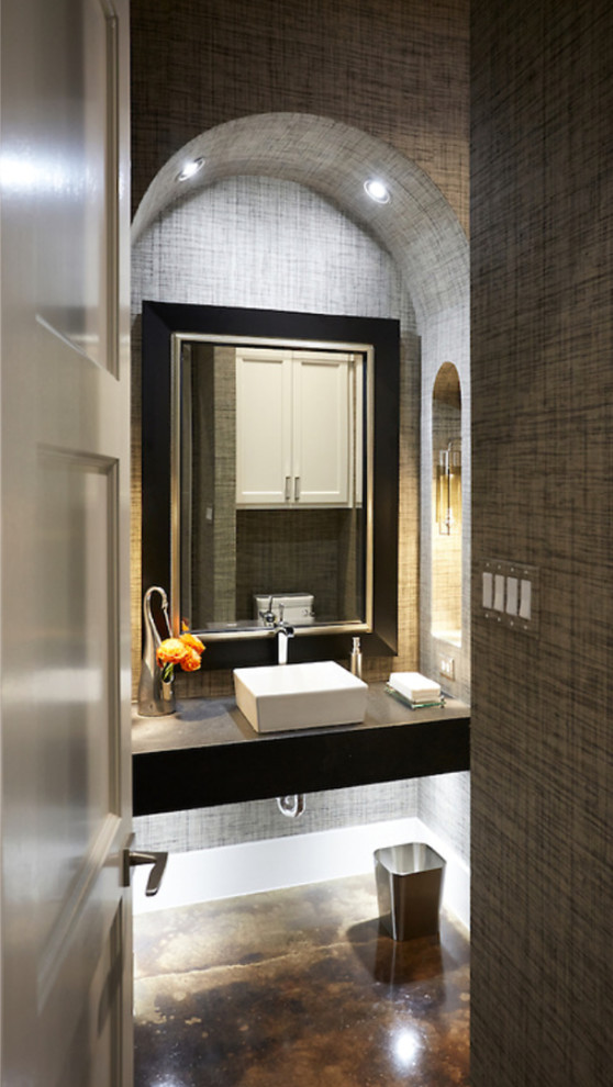Стильный дизайн: туалет среднего размера в стиле неоклассика (современная классика) с настольной раковиной, столешницей из искусственного камня и бетонным полом - последний тренд