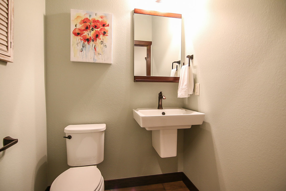 Inspiration för ett amerikanskt toalett, med beige väggar och ett piedestal handfat