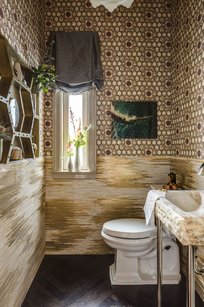 Свежая идея для дизайна: туалет среднего размера в современном стиле с раздельным унитазом, разноцветными стенами, полом из керамогранита, удлиненной плиткой, разноцветной плиткой, консольной раковиной и коричневым полом - отличное фото интерьера