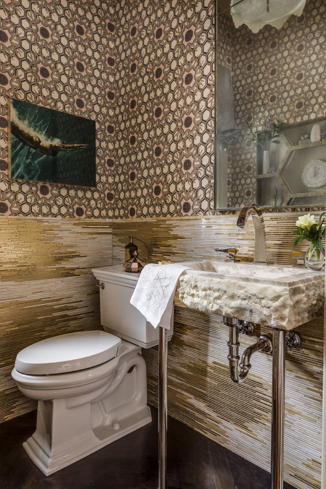 Immagine di un bagno di servizio minimal di medie dimensioni con WC a due pezzi, pareti multicolore, pavimento in gres porcellanato, lavabo integrato, top in marmo e piastrelle a listelli