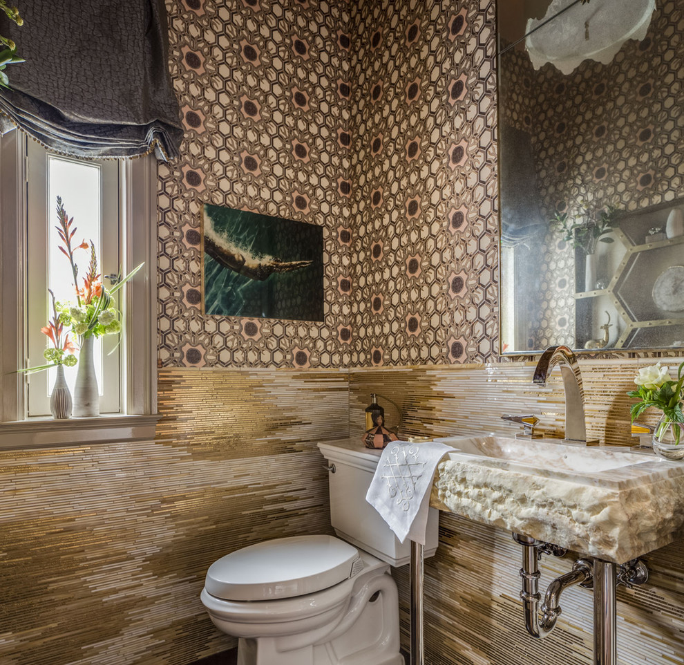 Источник вдохновения для домашнего уюта: туалет среднего размера в современном стиле с раздельным унитазом, разноцветными стенами, полом из керамогранита, монолитной раковиной, мраморной столешницей и удлиненной плиткой
