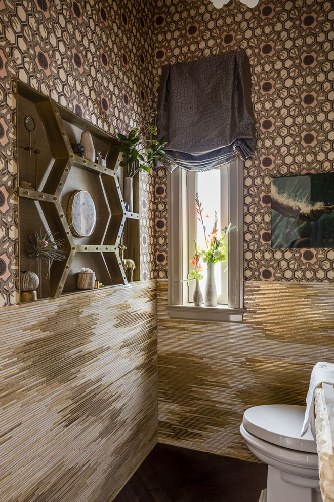 Foto di un bagno di servizio design di medie dimensioni con WC a due pezzi, pareti multicolore, pavimento in gres porcellanato e top in marmo