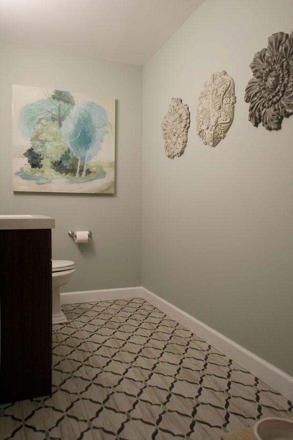 Kleine Klassische Gästetoilette mit flächenbündigen Schrankfronten, braunen Schränken, Toilette mit Aufsatzspülkasten, blauer Wandfarbe, Keramikboden, Unterbauwaschbecken, Quarzit-Waschtisch und buntem Boden in Louisville