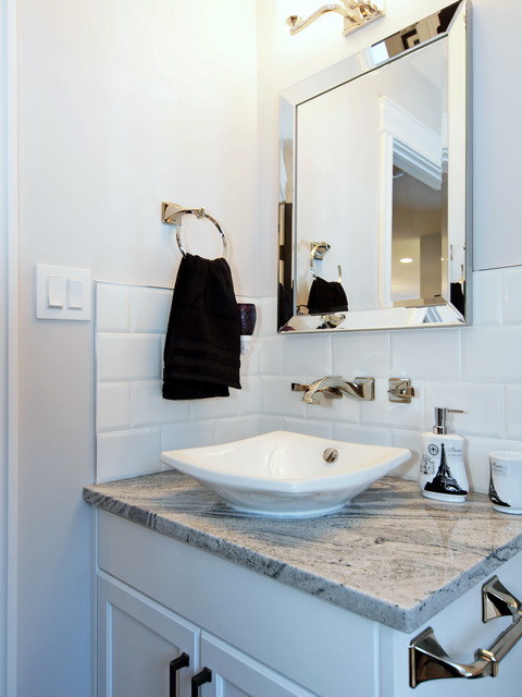 Стильный дизайн: туалет среднего размера в стиле кантри с плоскими фасадами, белыми фасадами, унитазом-моноблоком, серыми стенами, полом из керамогранита, белой плиткой, керамической плиткой и настольной раковиной - последний тренд