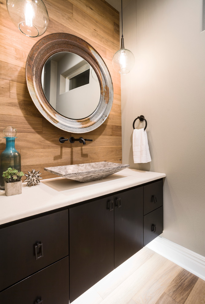 Immagine di un bagno di servizio minimal con ante lisce, pareti beige, lavabo a bacinella, ante nere e pavimento beige