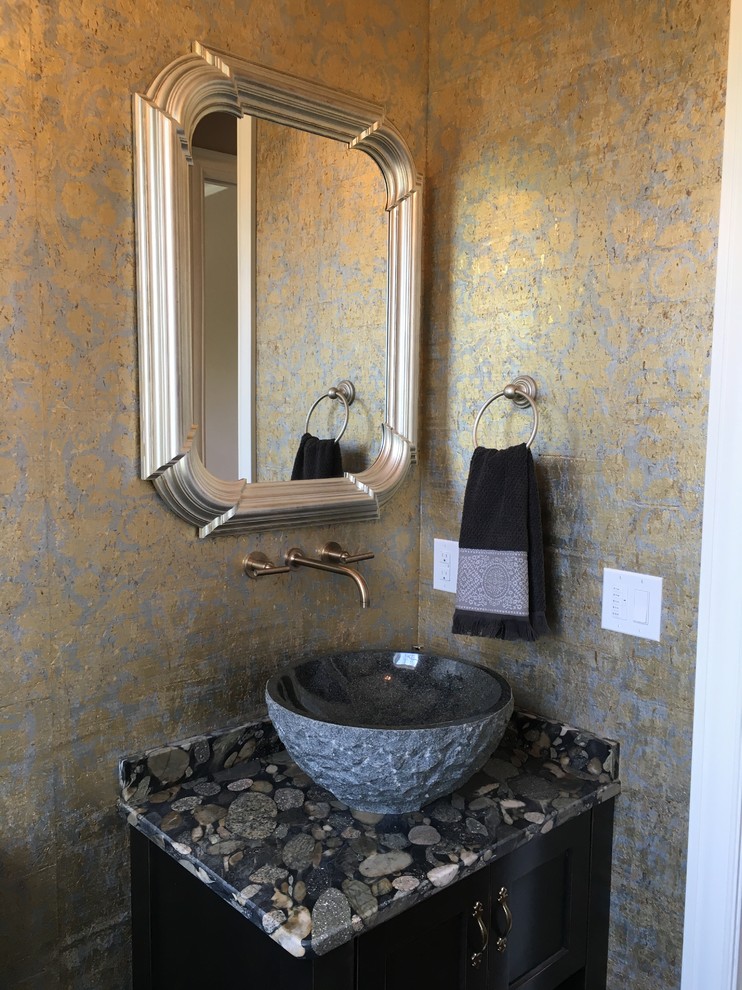 Kleine Mediterrane Gästetoilette mit Schrankfronten im Shaker-Stil, schwarzen Schränken, bunten Wänden und Aufsatzwaschbecken in Sonstige