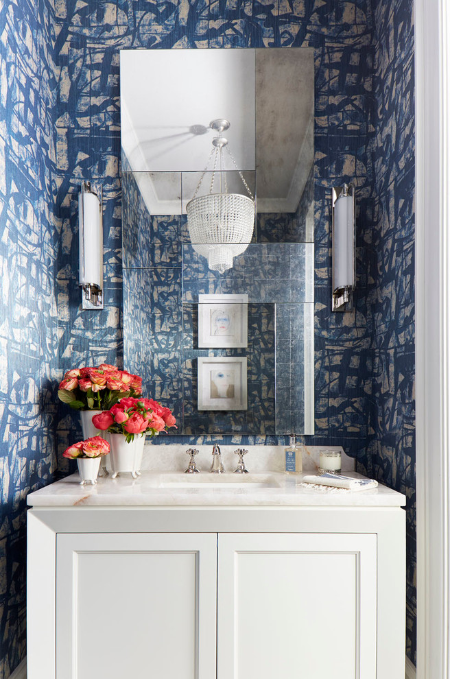 Klassische Gästetoilette mit Schrankfronten mit vertiefter Füllung, weißen Schränken, blauer Wandfarbe, Unterbauwaschbecken und beiger Waschtischplatte in Atlanta