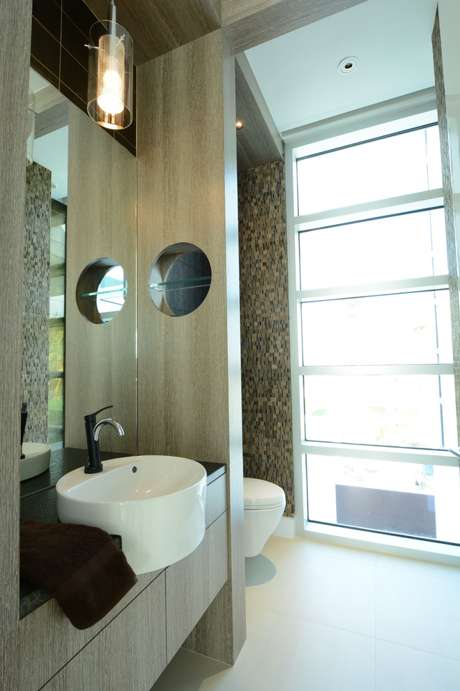 Foto di un bagno di servizio minimal con ante lisce, pareti beige e pavimento bianco