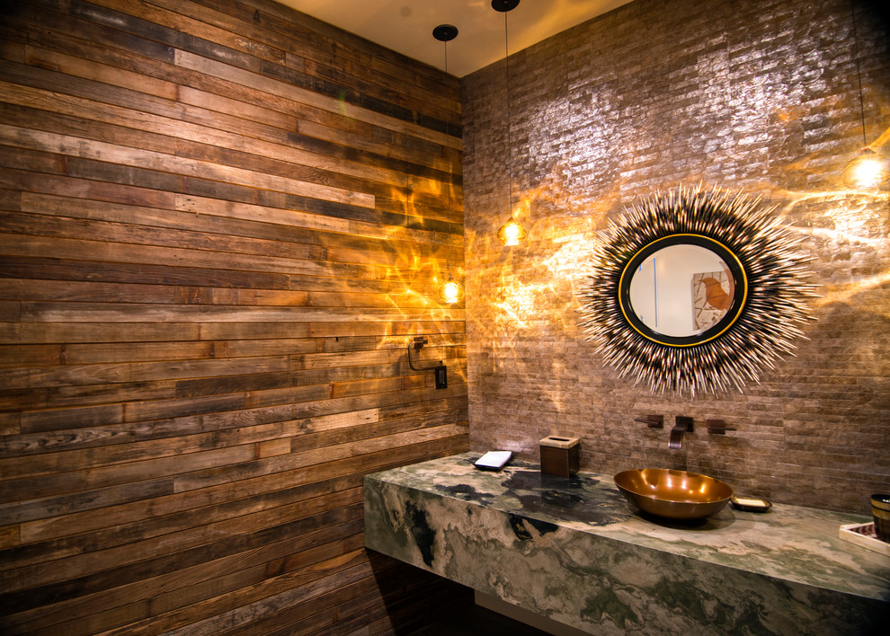 ソルトレイクシティにある高級な中くらいなラスティックスタイルのおしゃれなトイレ・洗面所 (オープンシェルフ、オニキスの洗面台、マルチカラーの洗面カウンター) の写真
