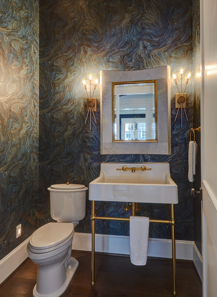 ヒューストンにある小さなトラディショナルスタイルのおしゃれなトイレ・洗面所 (分離型トイレ、マルチカラーの壁、濃色無垢フローリング、コンソール型シンク、茶色い床) の写真