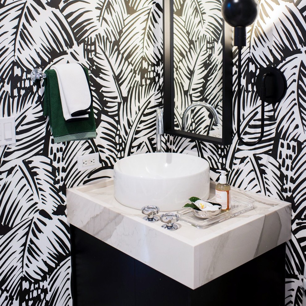Immagine di un bagno di servizio eclettico con ante nere, top in quarzo composito e top bianco