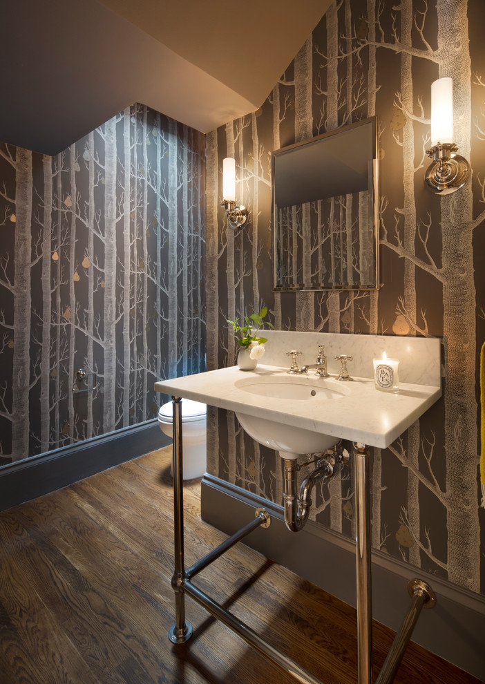 Diseño de aseo clásico renovado con lavabo bajoencimera, paredes grises, suelo de madera oscura y encimeras blancas