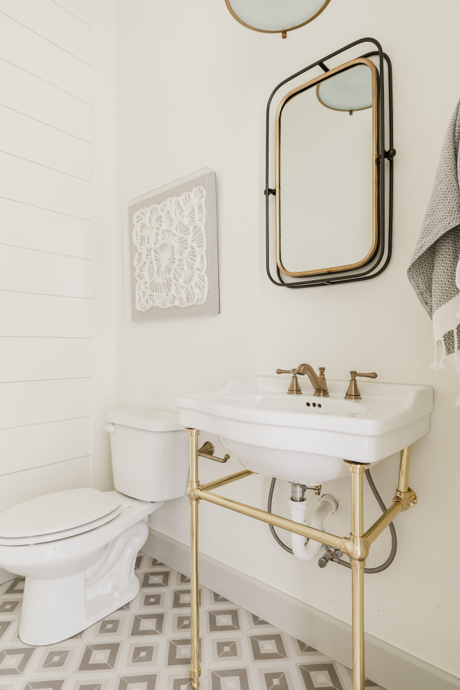 Пример оригинального дизайна: туалет в стиле неоклассика (современная классика) с раздельным унитазом, белыми стенами, полом из цементной плитки, консольной раковиной, разноцветным полом и стенами из вагонки
