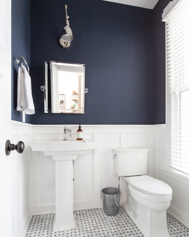 リッチモンドにある中くらいなトラディショナルスタイルのおしゃれなトイレ・洗面所 (分離型トイレ、青い壁、大理石の床、ペデスタルシンク) の写真