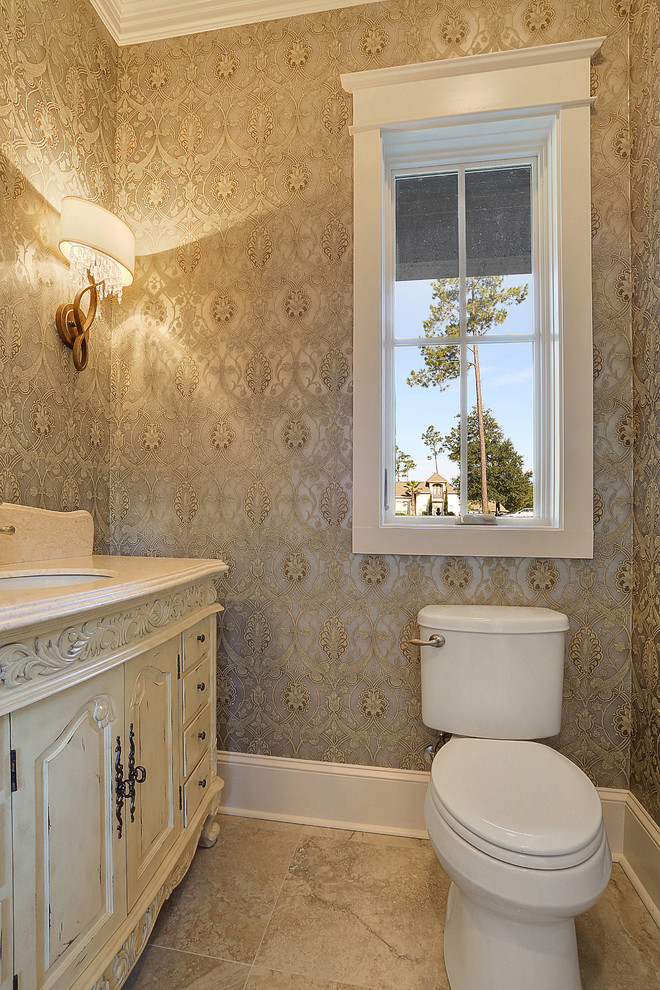 Aménagement d'un WC et toilettes classique en bois vieilli avec un lavabo encastré, un placard en trompe-l'oeil, un plan de toilette en granite, un carrelage beige, un mur multicolore et un sol en carrelage de céramique.