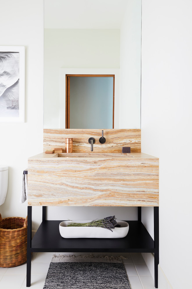 サンフランシスコにあるコンテンポラリースタイルのおしゃれなトイレ・洗面所 (オープンシェルフ、黒いキャビネット、白い壁、アンダーカウンター洗面器、白い床、ベージュのカウンター) の写真