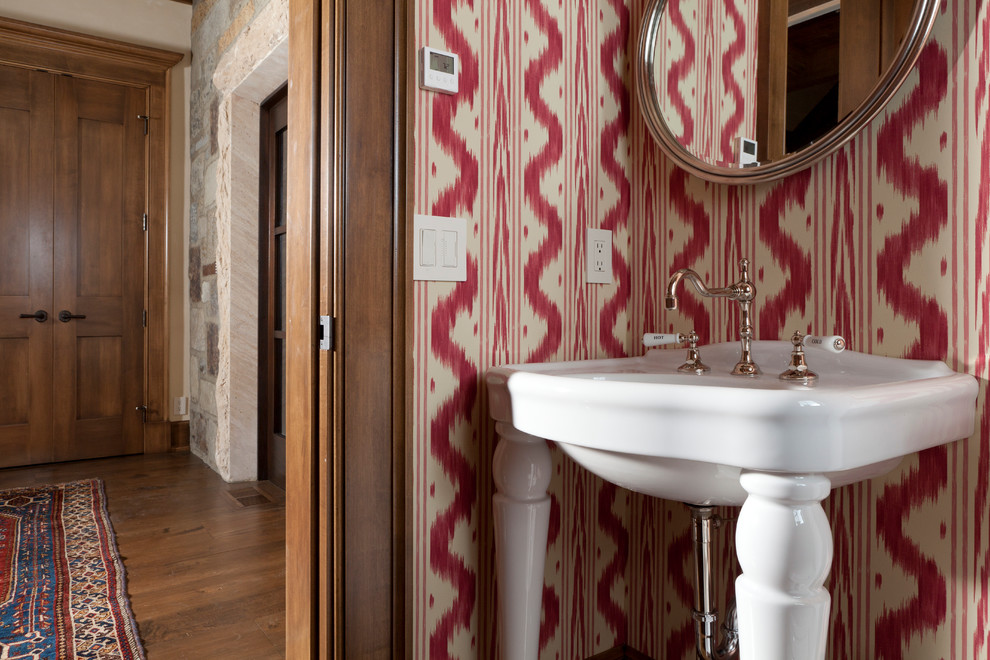 Kleine Klassische Gästetoilette mit roter Wandfarbe und Waschtischkonsole in Sonstige