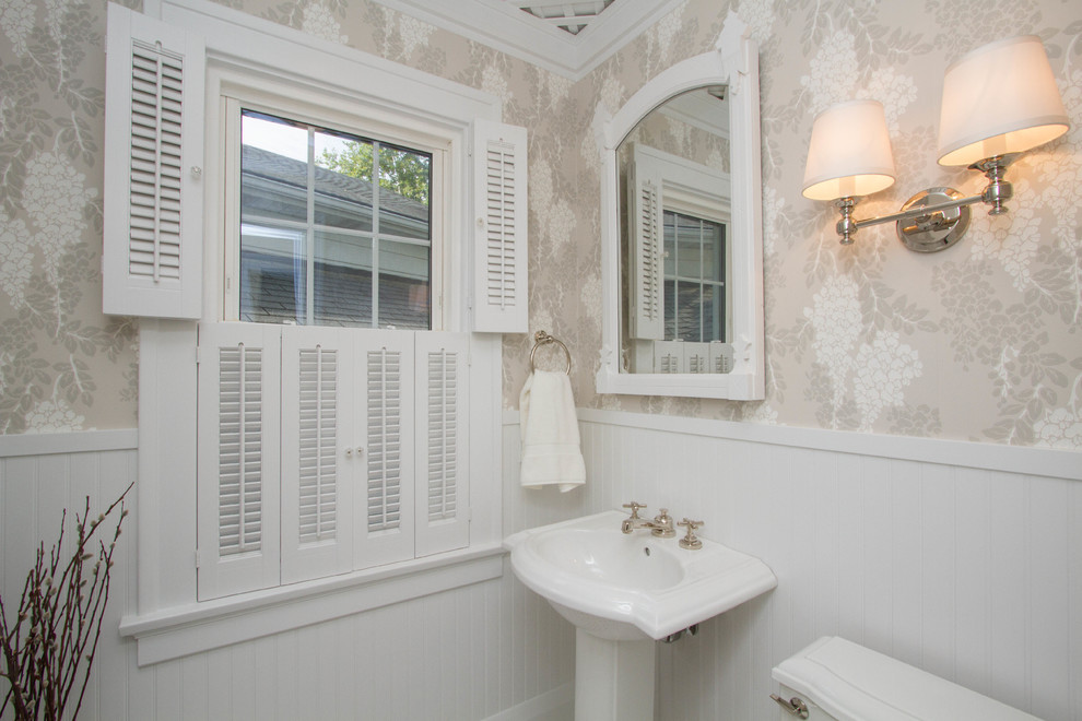 Kleine Klassische Gästetoilette mit Wandtoilette mit Spülkasten, Mosaikfliesen, bunten Wänden, Sockelwaschbecken und weißem Boden in Sonstige
