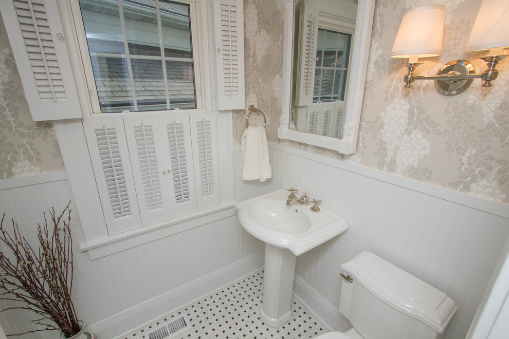 Esempio di un piccolo bagno di servizio tradizionale con WC a due pezzi, pistrelle in bianco e nero, piastrelle a mosaico, pareti multicolore, lavabo a colonna e pavimento bianco