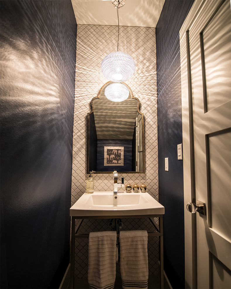 Idee per un bagno di servizio chic con lavabo a colonna, piastrelle bianche e pareti blu