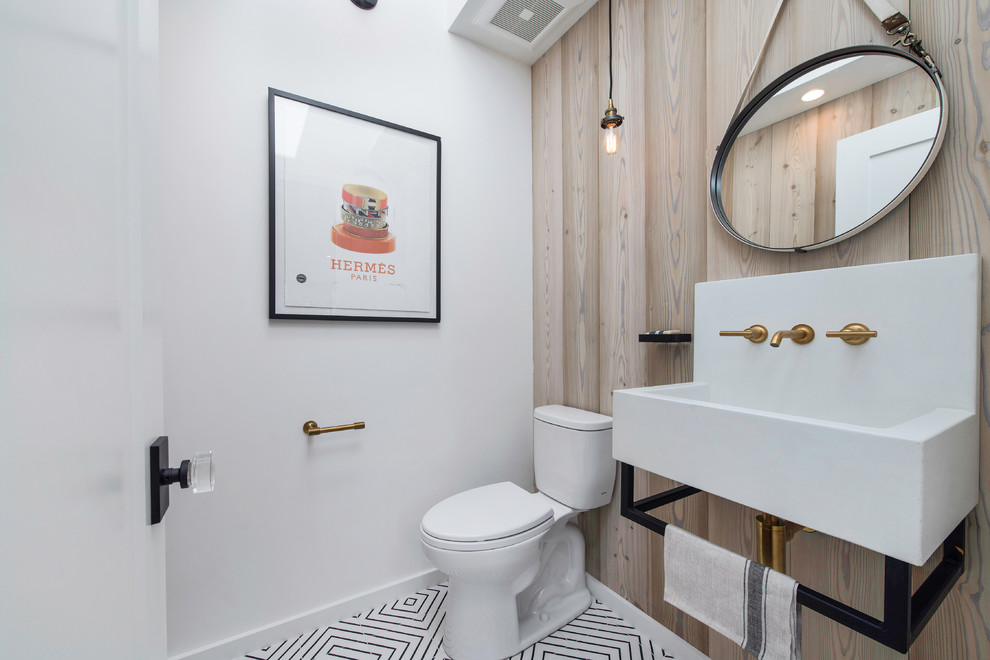 Foto på ett funkis toalett, med en toalettstol med separat cisternkåpa, bruna väggar och flerfärgat golv