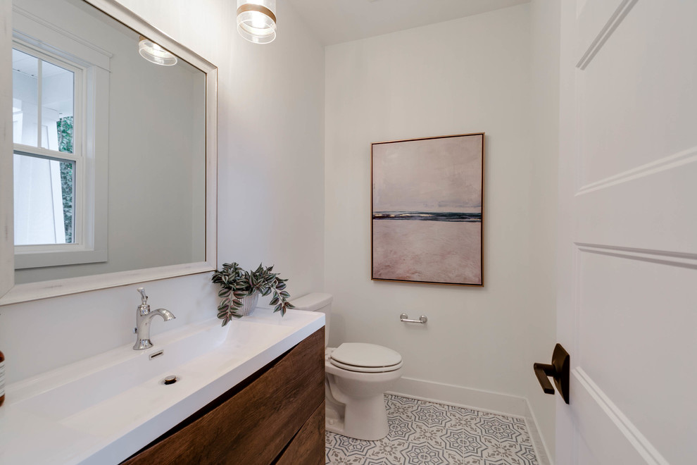 На фото: туалет в скандинавском стиле с раздельным унитазом, белыми стенами, полом из цементной плитки и консольной раковиной