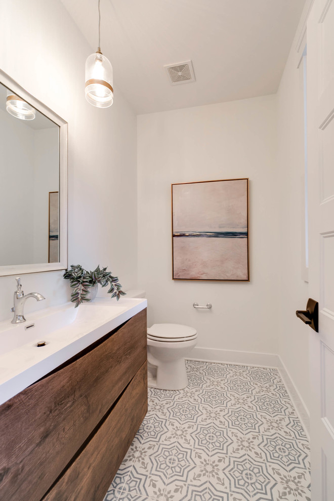 Источник вдохновения для домашнего уюта: туалет в скандинавском стиле с раздельным унитазом, белыми стенами, полом из цементной плитки и консольной раковиной