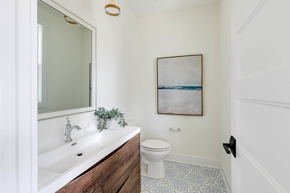 Nordische Gästetoilette mit Wandtoilette mit Spülkasten, weißer Wandfarbe, Zementfliesen für Boden und Waschtischkonsole in Richmond