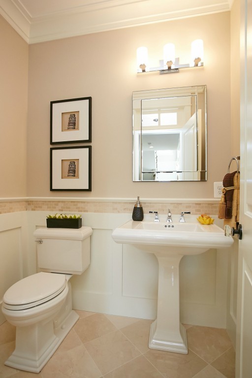 Idéer för ett mellanstort amerikanskt toalett, med beige kakel, mosaik, beige väggar, klinkergolv i keramik, ett piedestal handfat, beiget golv och en toalettstol med separat cisternkåpa