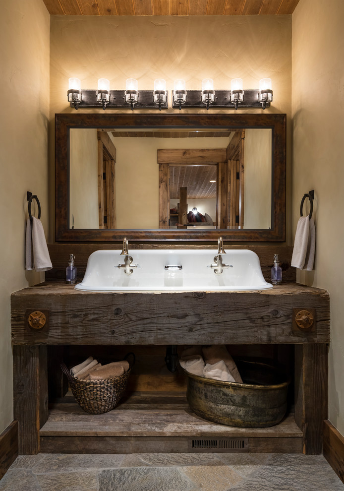 Geräumige Rustikale Gästetoilette mit grauer Wandfarbe, Einbauwaschbecken, Waschtisch aus Holz, grauem Boden und brauner Waschtischplatte in Salt Lake City