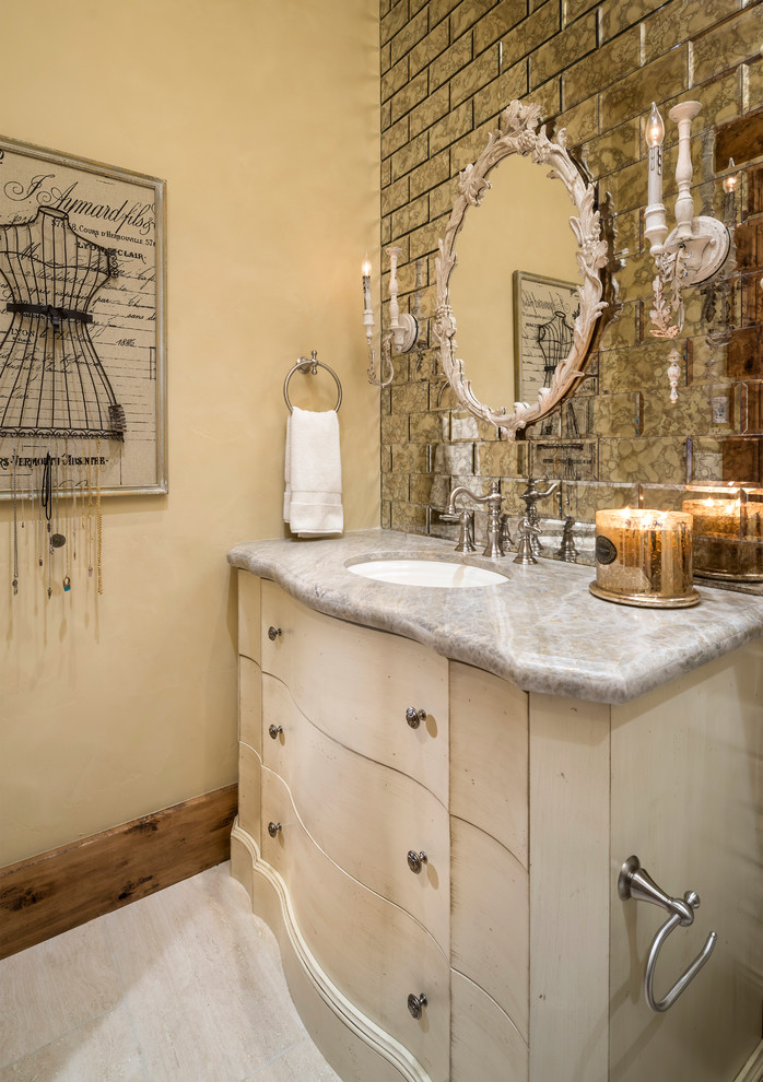 Foto di un ampio bagno di servizio shabby-chic style con ante lisce, ante beige, piastrelle grigie, piastrelle a specchio, pareti beige, lavabo sottopiano, pavimento beige e top grigio
