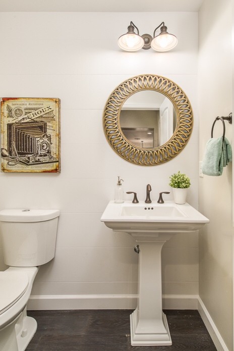 Esempio di un bagno di servizio american style di medie dimensioni con lavabo a colonna, WC a due pezzi, pareti grigie e parquet scuro