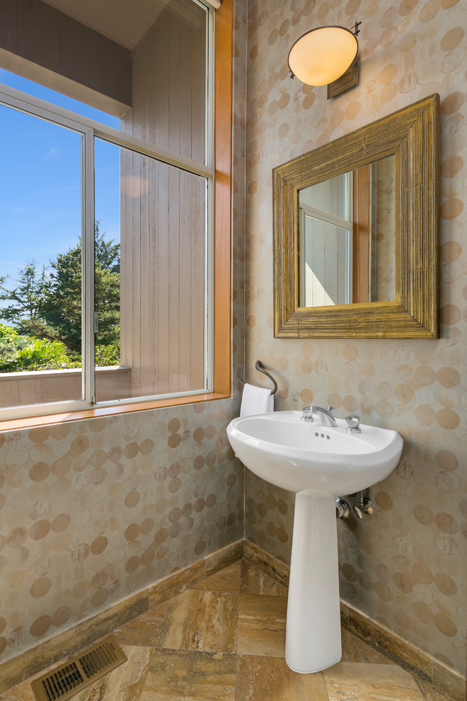 Inspiration för ett mellanstort funkis toalett, med flerfärgade väggar, ett piedestal handfat och brunt golv