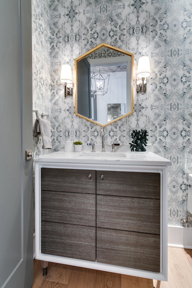 Idée de décoration pour un WC et toilettes champêtre en bois brun avec un placard en trompe-l'oeil, un mur multicolore, parquet clair et un plan de toilette en marbre.