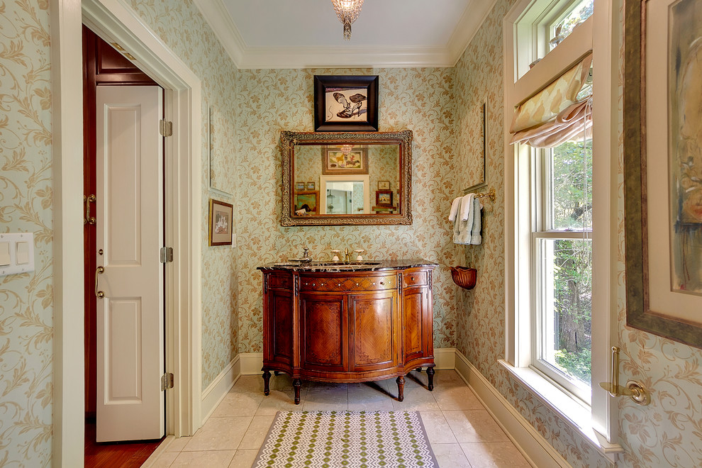 Imagen de aseo clásico con lavabo bajoencimera, armarios tipo mueble, puertas de armario de madera oscura y paredes multicolor
