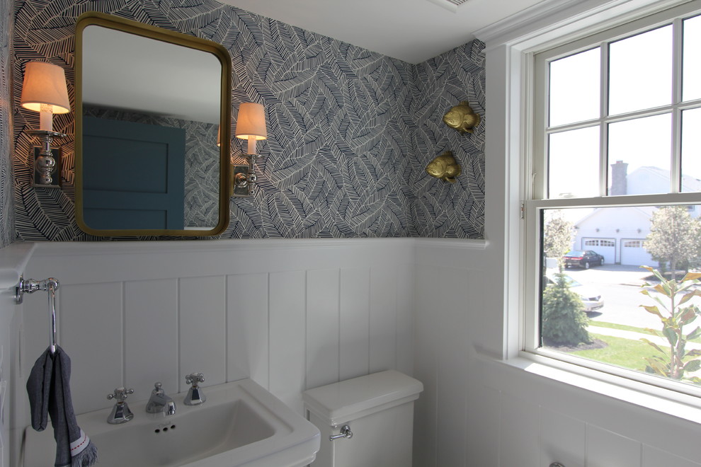 Свежая идея для дизайна: туалет в морском стиле с синими стенами, мраморным полом и раковиной с пьедесталом - отличное фото интерьера