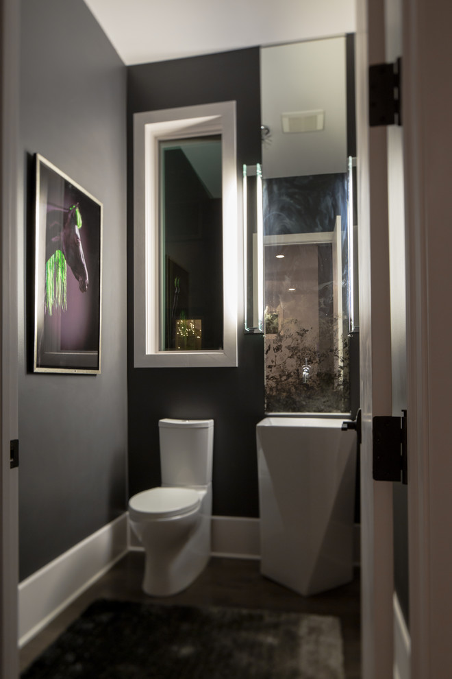 Kleine Moderne Gästetoilette mit Sockelwaschbecken, verzierten Schränken, weißen Schränken, Wandtoilette mit Spülkasten und schwarzer Wandfarbe in Minneapolis