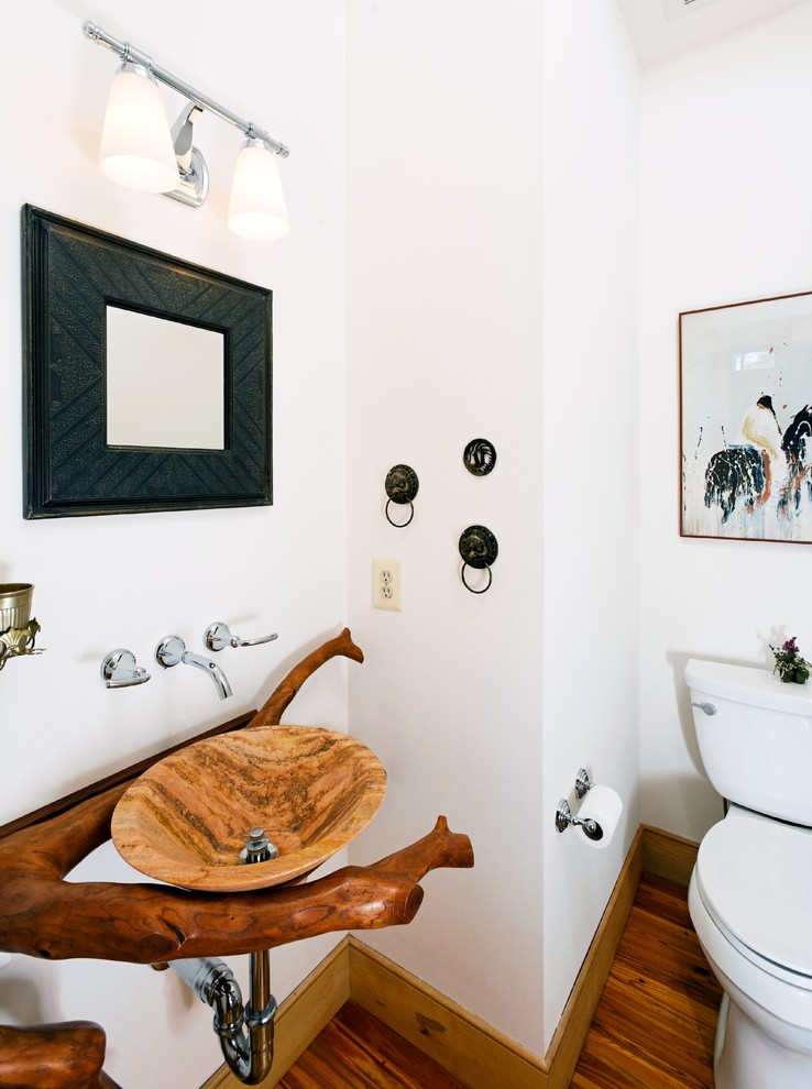 Klassische Gästetoilette mit Wandtoilette mit Spülkasten, weißer Wandfarbe, braunem Holzboden, Aufsatzwaschbecken und orangem Boden in Orange County