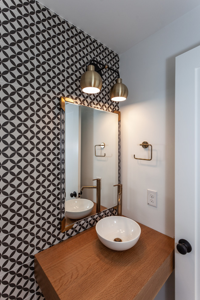 Idéer för ett mellanstort modernt brun toalett, med ljust trägolv, ett fristående handfat, träbänkskiva, flerfärgade väggar och brunt golv